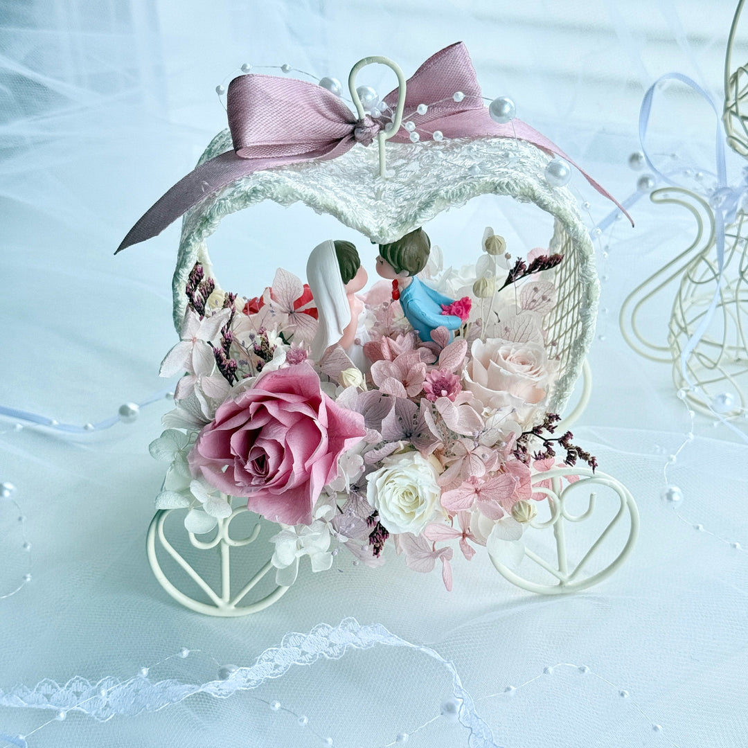 Kissing Carriage – Preserved Flower Wedding Keepsake