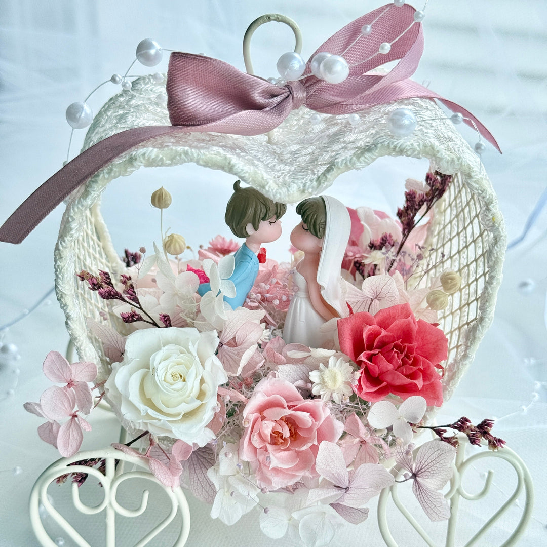 Kissing Carriage – Preserved Flower Wedding Keepsake