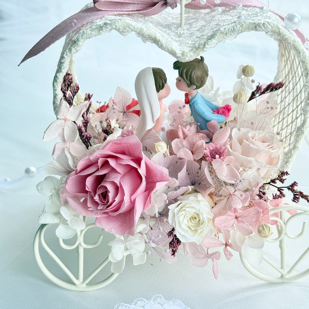Kissing Carriage – Preserved Flower Wedding Keepsake