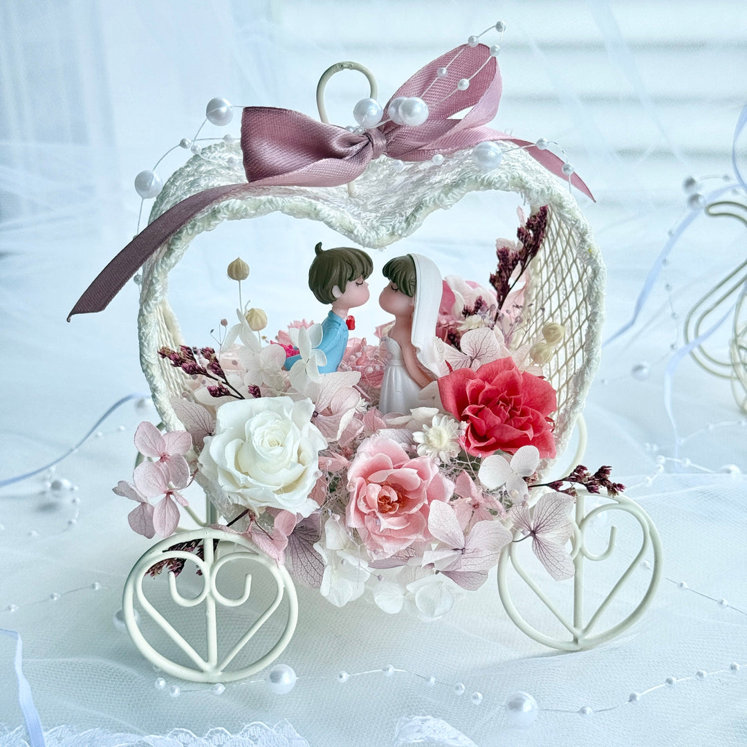 Kissing Carriage – Preserved Flower Wedding Keepsake