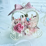Load image into Gallery viewer, Kissing Carriage – Preserved Flower Wedding Keepsake