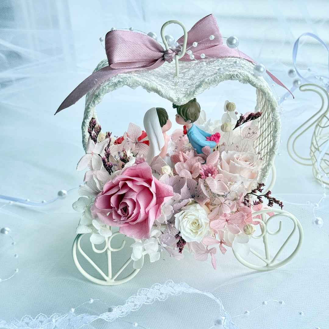 Kissing Carriage – Preserved Flower Wedding Keepsake